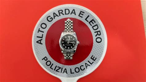 immigrato restituisce rolex